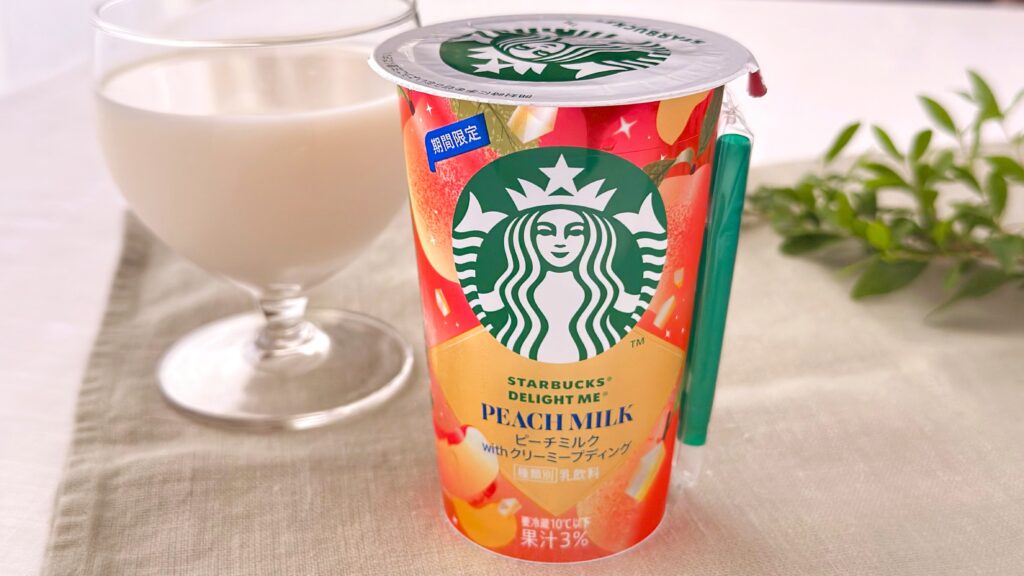 スターバックス_「スターバックス® DELIGHT ME® ピーチミルク with クリーミープディング」のパッケージと中身が並んでいる様子