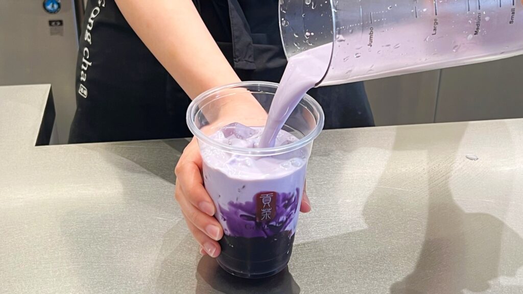 ゴンチャ_「JUICY巨峰」を注いでいる様子