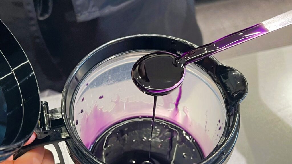 ゴンチャ_「JUICY巨峰」で使用されている巨峰ソースをスプーンですくっている様子