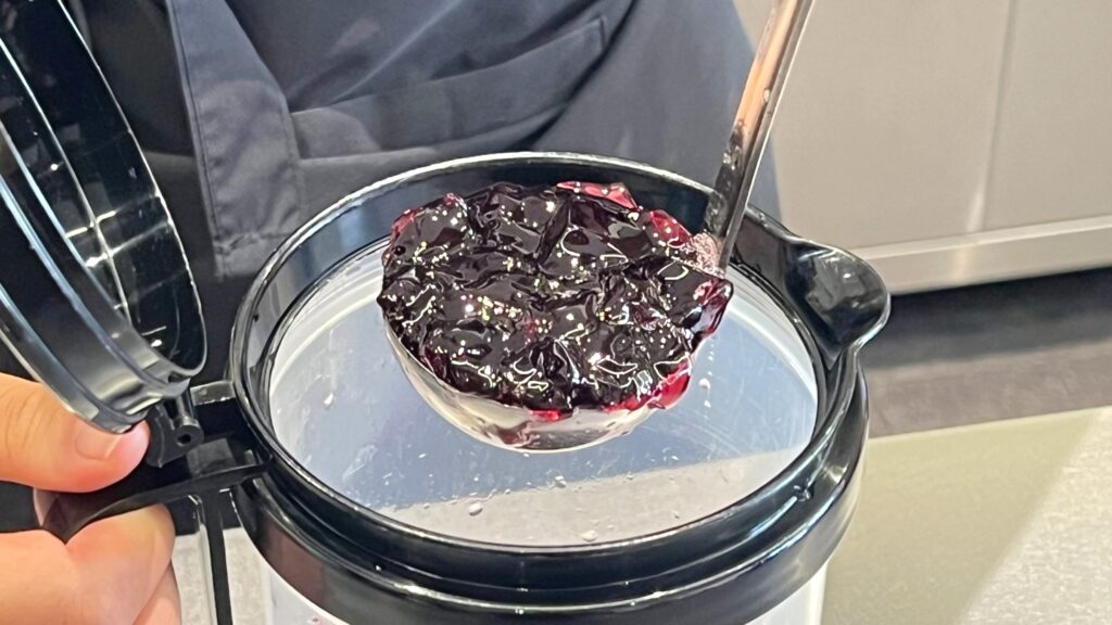 ゴンチャ_「JUICY巨峰」で使用されている巨峰ゼリーをスプーンですくっている様子