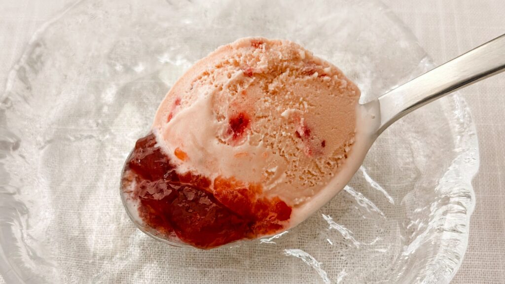 ハーゲンダッツ_いちごジャムをのせたミニカップ『ストロベリー』のスプーンあげ