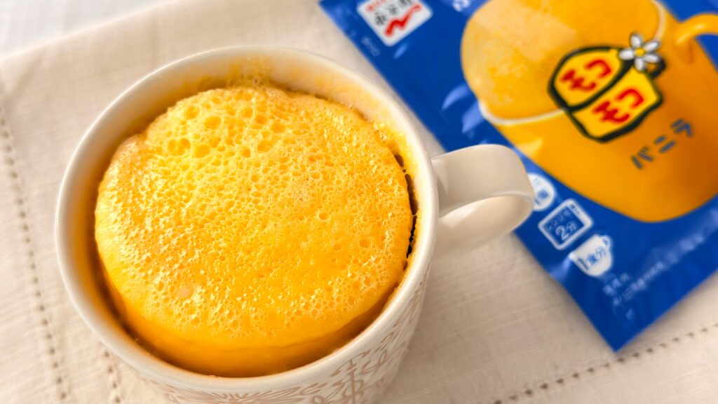 永谷園_電子レンジから取り出したできたての「マグカップでふっくらケーキ！モコモコ バニラ」