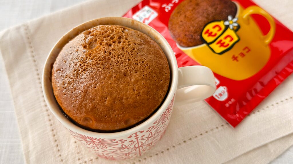 永谷園_電子レンジから取り出したできたての「マグカップでふっくらケーキ！モコモコ チョコ」