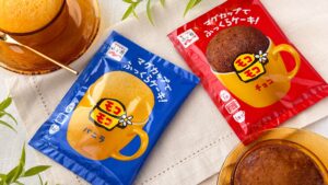 永谷園_「マグカップでふっくらケーキ！モコモコ バニラ」と「マグカップでふっくらケーキ！モコモコ チョコ」のパッケージと皿のせと皿のせ