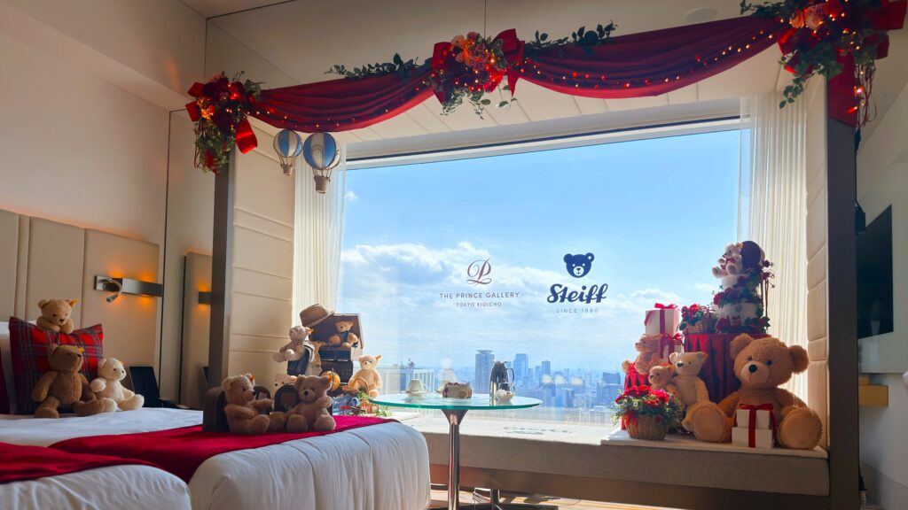 ザ・プリンスギャラリー 東京紀尾井町_テディベアに囲まれたGallery Anniversary Stay with Steiffのコラボレーションルームの様子