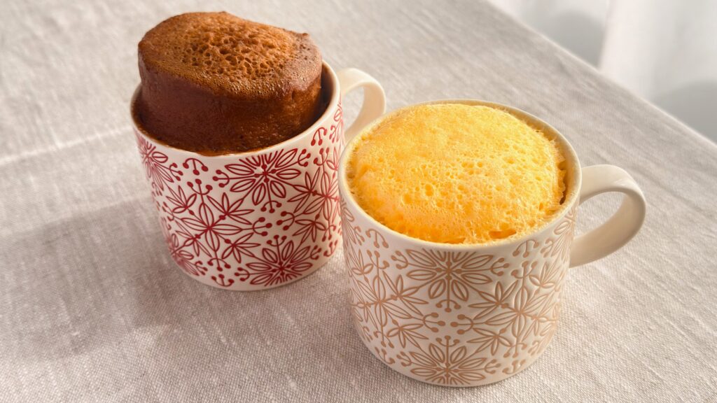 永谷園_マグカップにはいった「マグカップでふっくらケーキ！モコモコ バニラ」と「マグカップでふっくらケーキ！モコモコ チョコ」