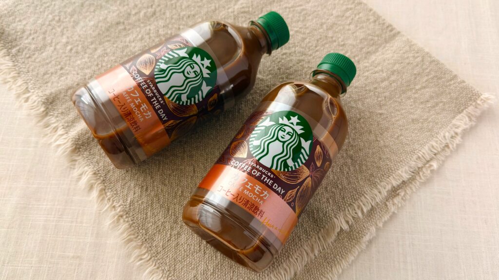 スターバックス_「スターバックス® COFFEE OF THE DAY カフェモカ」が並んでいる様子