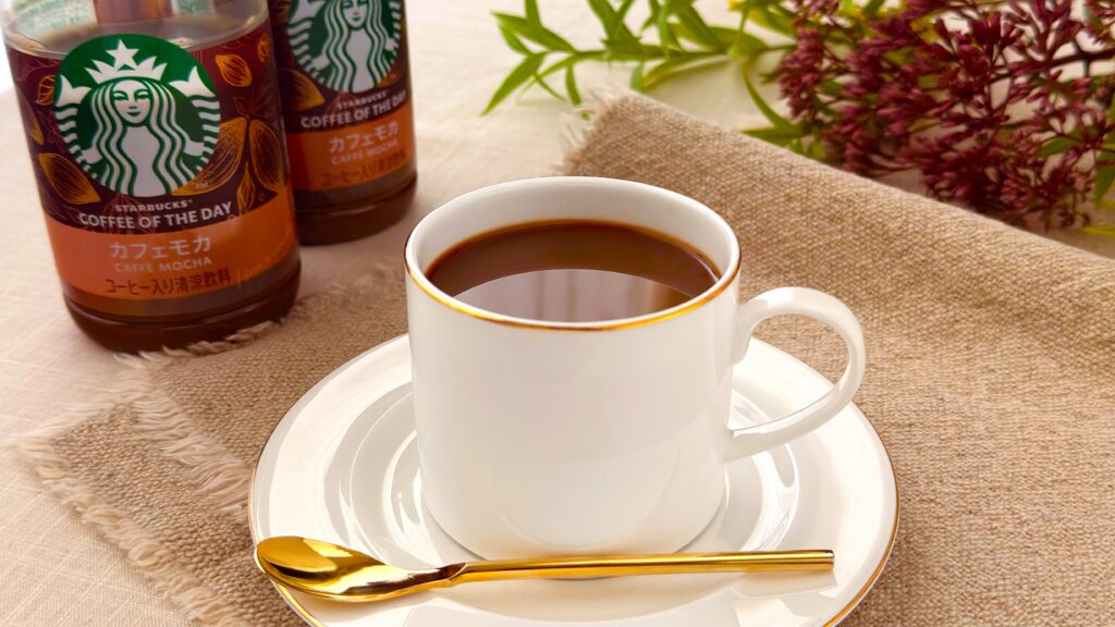 スターバックス_カップに注いだ「スターバックス®COFFEE OF THE DAY カフェモカ」