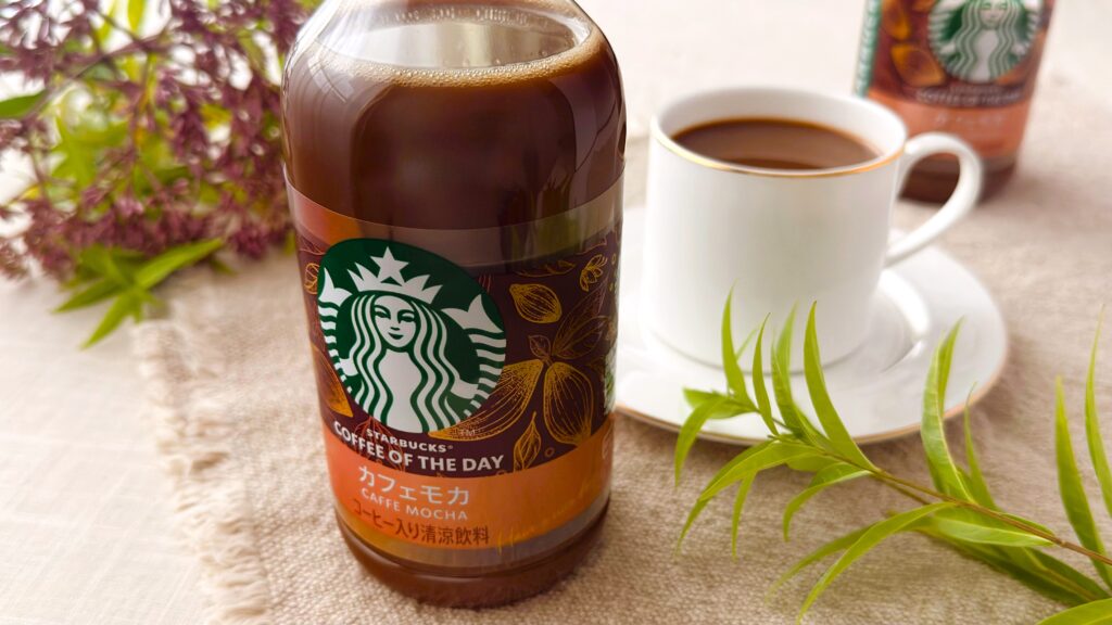 スターバックス_植物に囲まれた「スターバックス®COFFEE OF THE DAY カフェモカ」のパッケージ