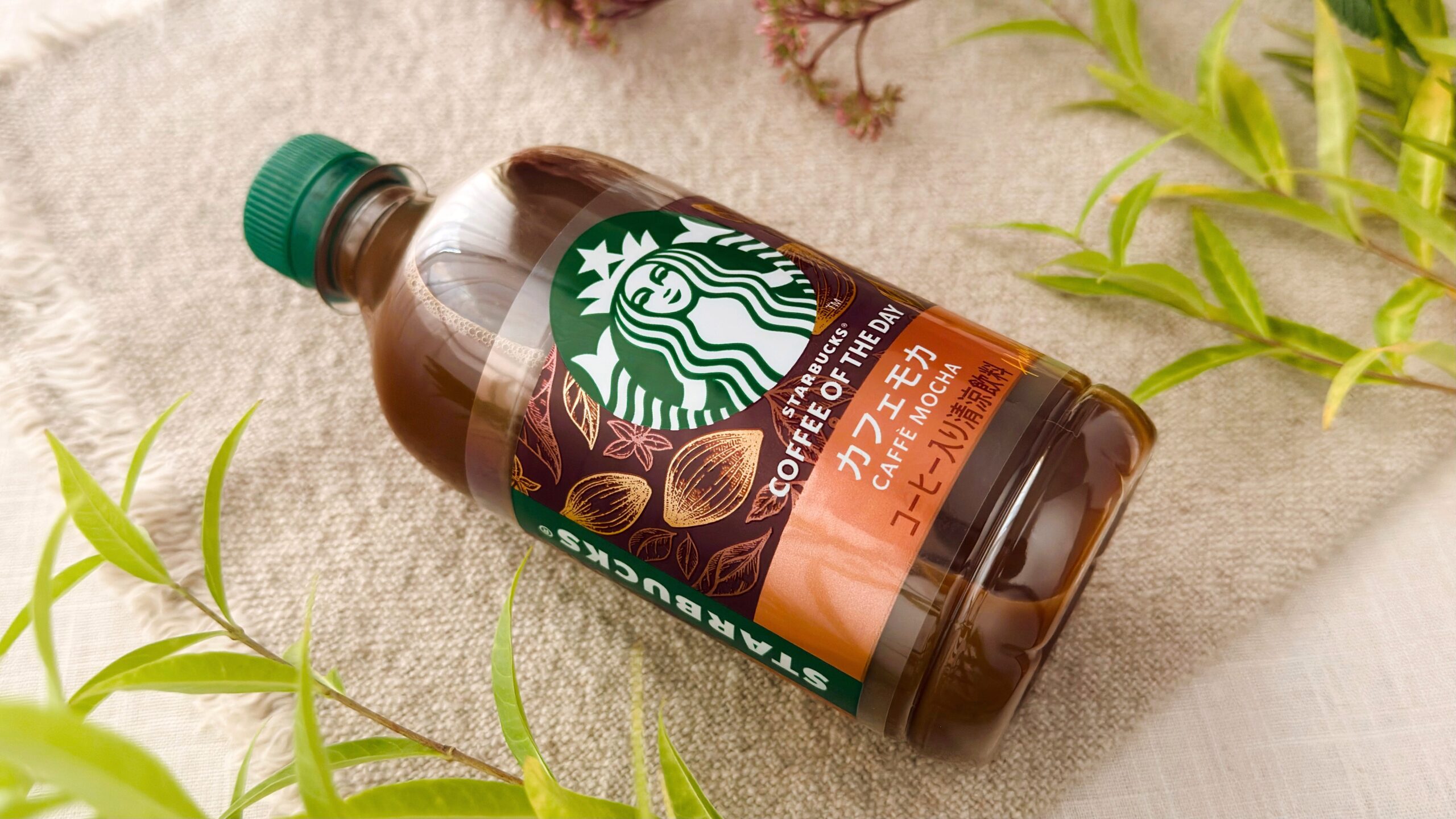 スターバックス_斜めにおいた「スターバックス®COFFEE OF THE DAY カフェモカ」