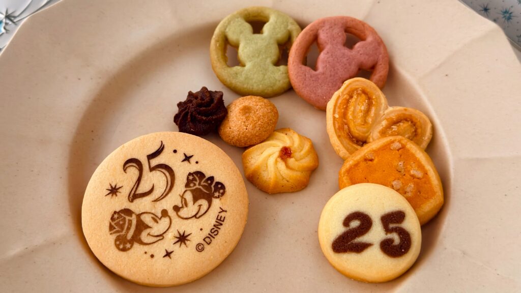 東京ディズニーリゾート_「アソーテッド・クッキー缶 ミッキー ミニー 東京ディズニーシー25周年 スパーリングジュビリー」の皿盛り