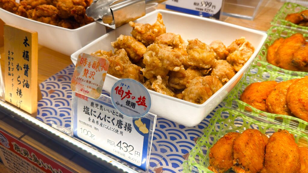 大宮エキュート_ビッグオーブンの「塩にんにく唐揚」が店頭に盛り付けられている様子