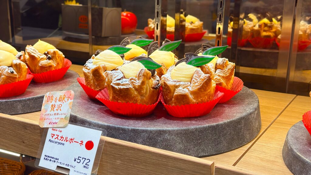 大宮エキュート_ショーケース内にあるPIE mania「限定仕様Apple Cupマスカルポーネ」