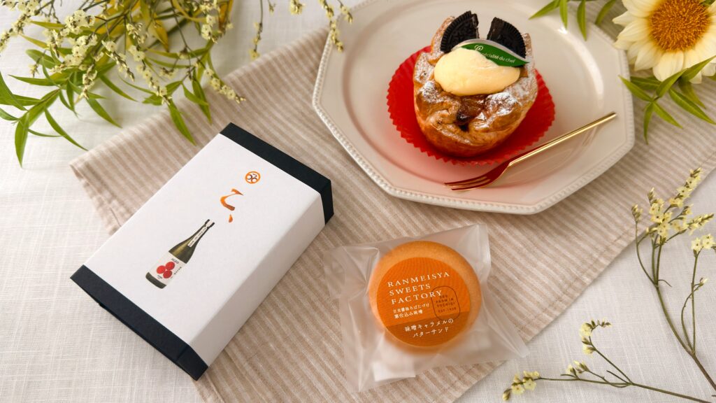 エキュート大宮_「こ、ふぃなんしぇ全粒粉×埼玉の日本酒」「味噌キャラメルのバターサンド」のパッケージや、「限定仕様Apple Cupマスカルポーネ」の皿のせ