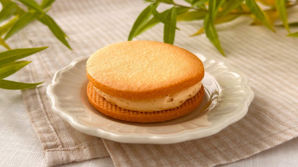ランメイシャスイーツファクトリー_白皿にのった「味噌キャラメルのバターサンド」