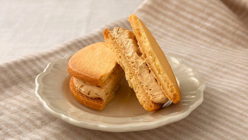 大宮エキュート_カットしたRANMEISYA SWEETS FACTORYの「味噌キャラメルのバターサンド」の皿のせ