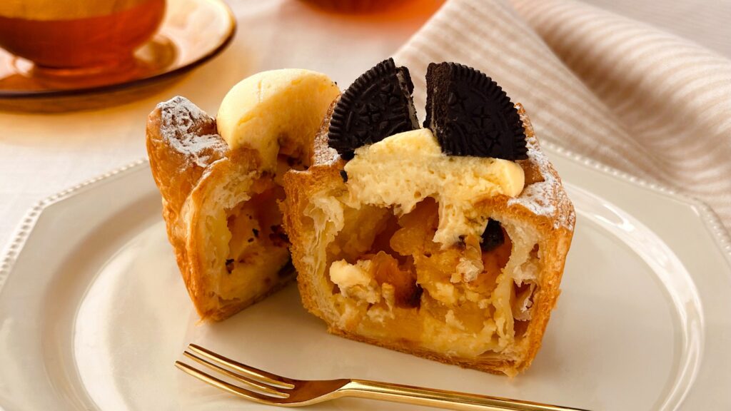 PIE mania_「限定仕様Apple Cupマスカルポーネ」を食べている様子