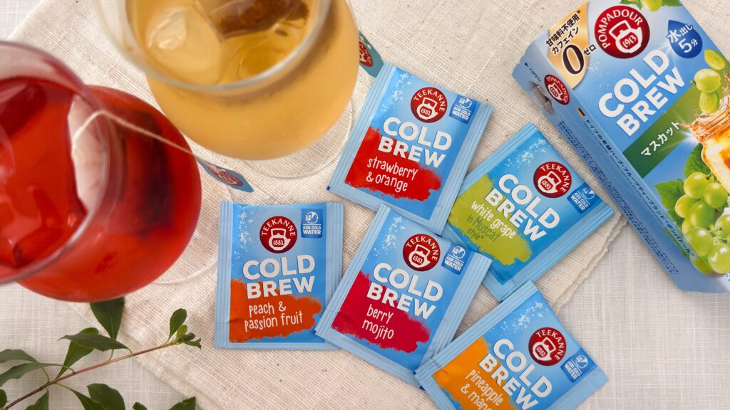 ポンパドール_コールドブリュー5種類の個包装とドリンクが並んでいる様子