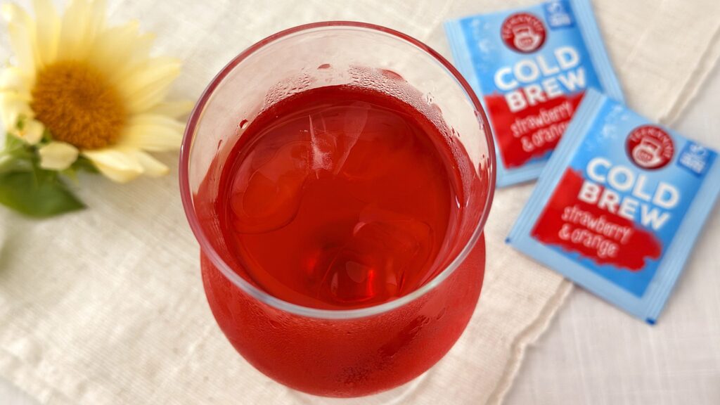 ポンパドール_グラスに注いだ「コールドブリュー ストロベリー＆オレンジ」