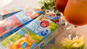ポンパドール_コールドブリュー5種類のパッケージとドリンクが並んでいる様子