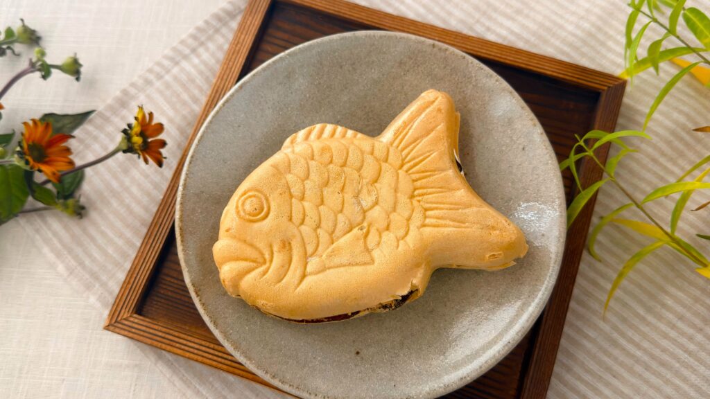 井村屋_お盆にのった「たい焼きアイス」の皿のせ