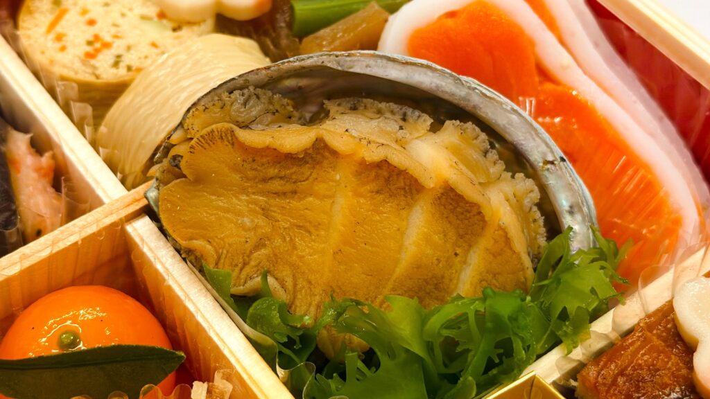 髙島屋_2027年新春髙島屋おせち「髙島屋おせち三段重」の活け鮑煮