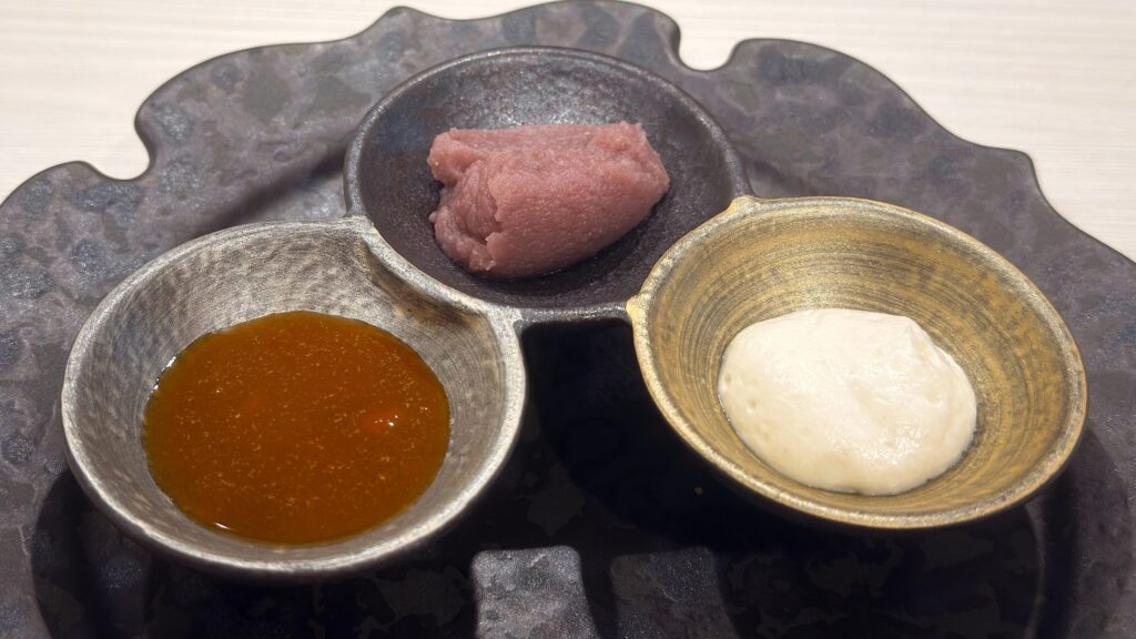 ファンケル_栗と柿の発酵アフタヌーンティーの「玄米粉のスコーンたい焼き」の豆乳ホイップ、味噌キャラメル、酒粕餡子バターの皿盛り