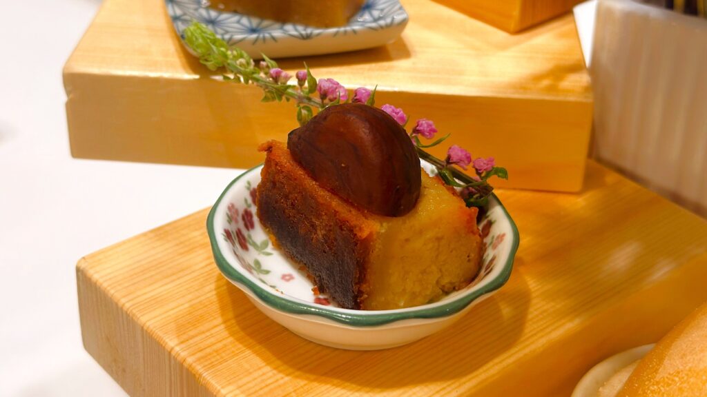 ファンケル_栗と柿の発酵アフタヌーンティーの「酒粕チーズケーキ渋皮煮添え」