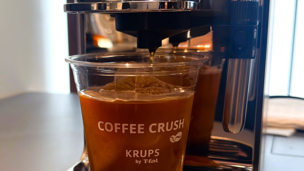 KRUPS by T-fal_「コールドブリュー」を注いでいる様子