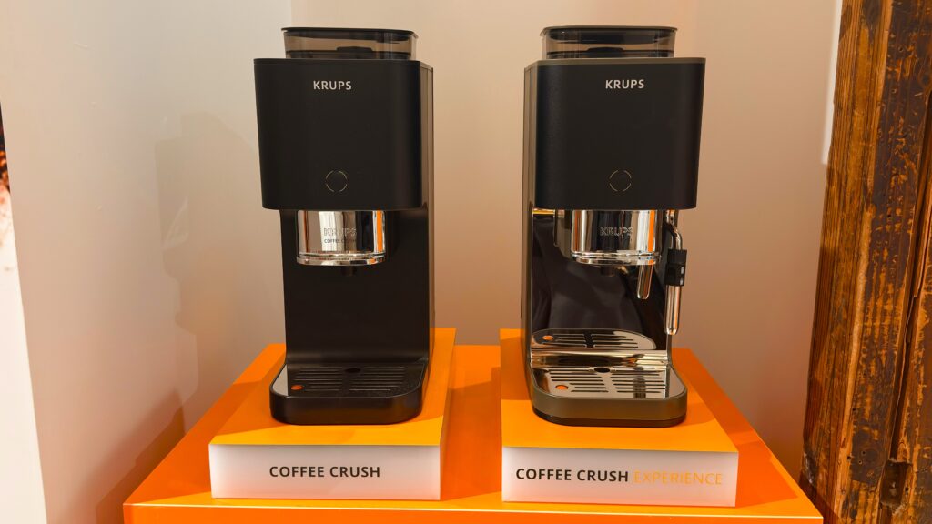KRUPS by T-fal_COFFEE CRUSH EXPERIENCE（コーヒークラッシュ エクスペリエンス）とCOFFEE CRUSH（コーヒークラッシュ）が並んでいる様子