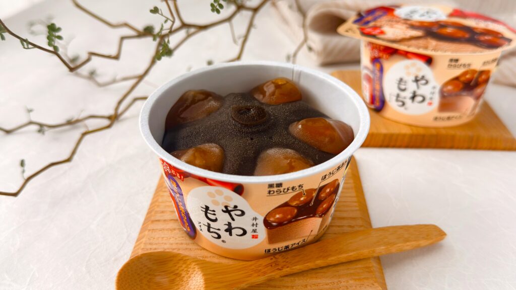 井村屋_「やわもちアイス ほうじ茶わらび」のふた開けとスプーンが並んでいる様子