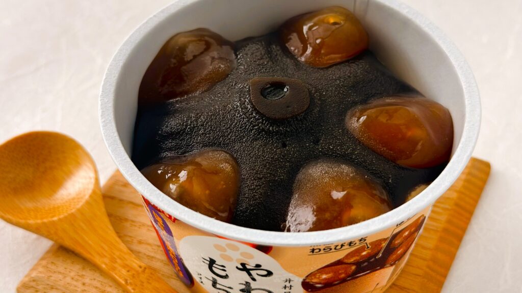 井村屋_「やわもちアイス ほうじ茶わらび」のふた開け