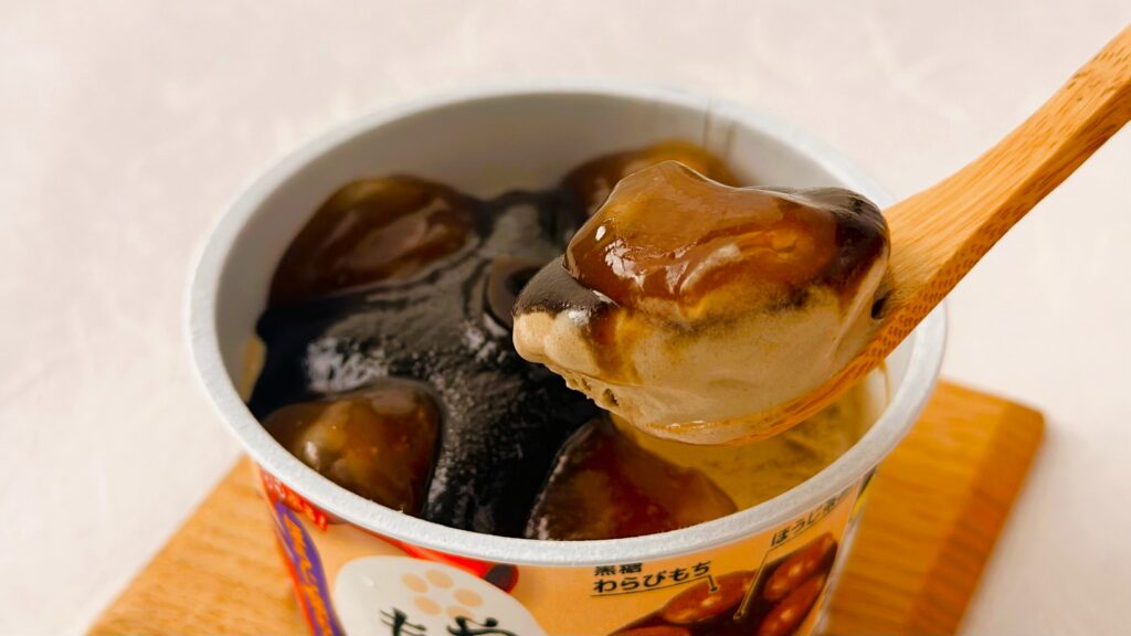 井村屋_「やわもちアイス ほうじ茶わらび」をスプーンですくっている様子