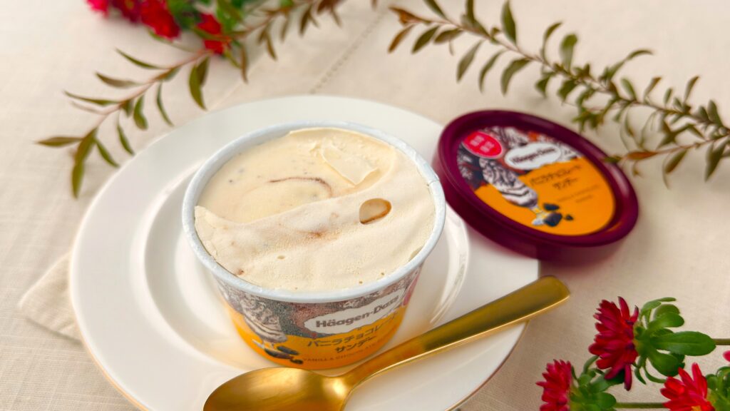 ハーゲンダッツ_皿にのったミニカップ『バニラチョコレートサンデー』のふた開け