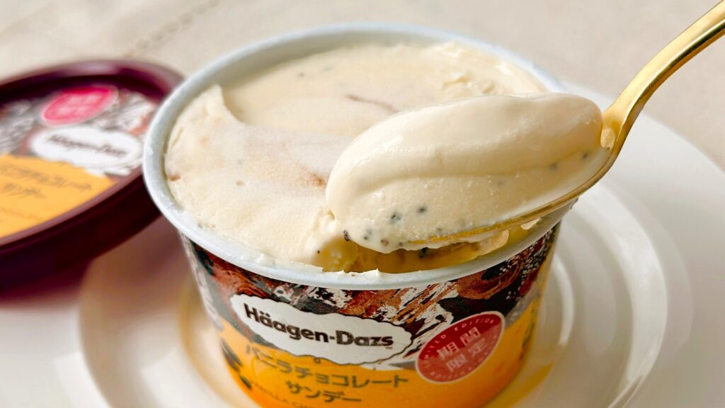 ハーゲンダッツ_ミニカップ『バニラチョコレートサンデー』をスプーンですくっている様子