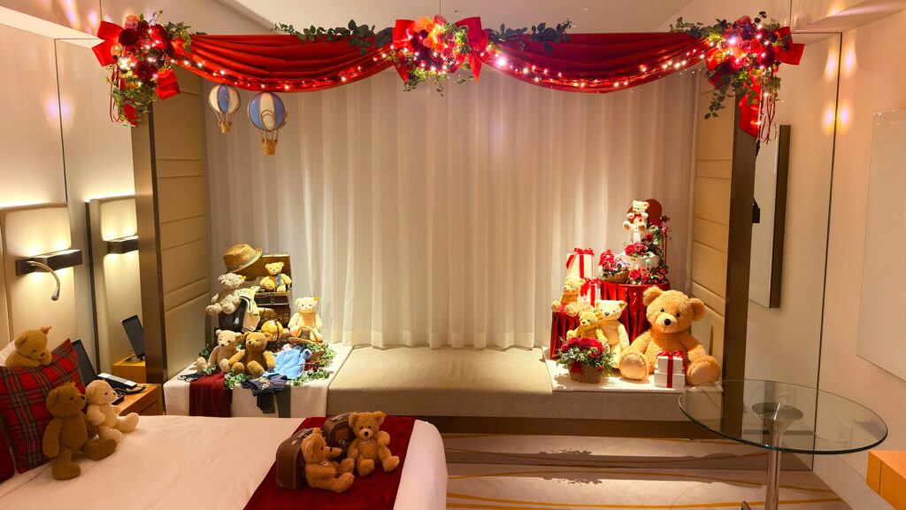 ザ・プリンスギャラリー-東京紀尾井町_Gallery-Anniversary-Stay-with-Steiffコラボレーションルームの夜の様子