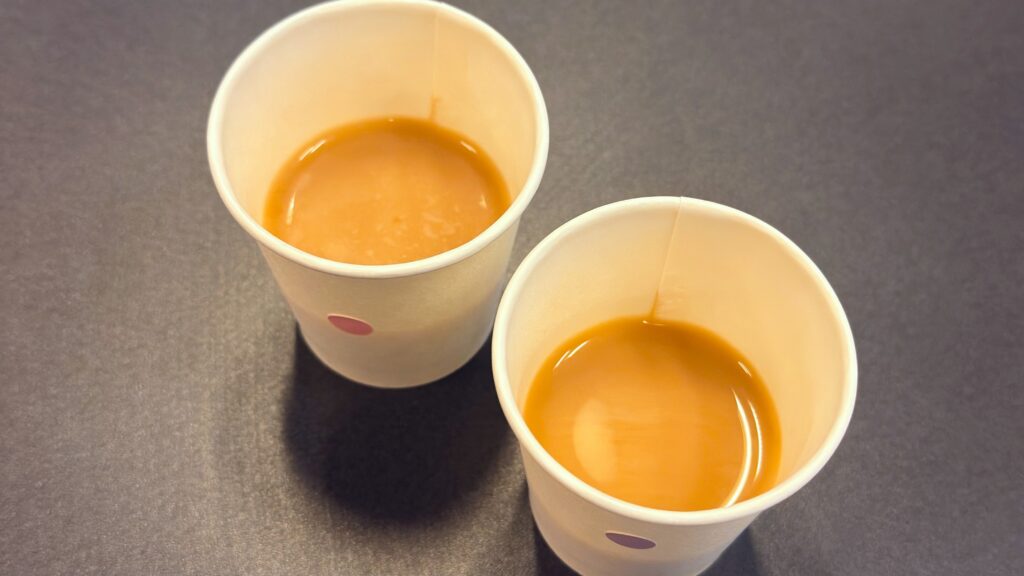 日東紅茶_カップにはいった「ミルクとけだすティーバッグ ストロベリーメロウ」と「ミルクとけだすティーバッグ アールグレイ」