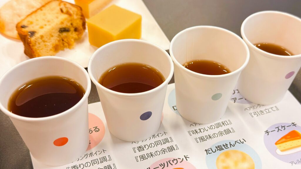 日東紅茶_ペアリングの飲み物とスイーツが並んでいる様子