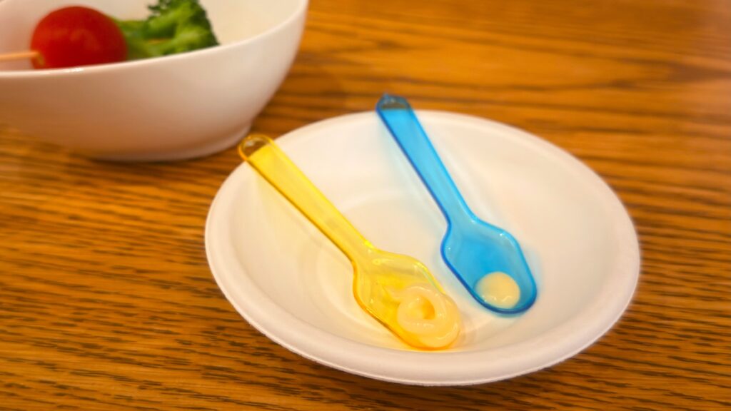 味の素_ュアセレクト® マヨネーズ ふわあま」と「ピュアセレクトマヨネーズ」のスプーンのせ