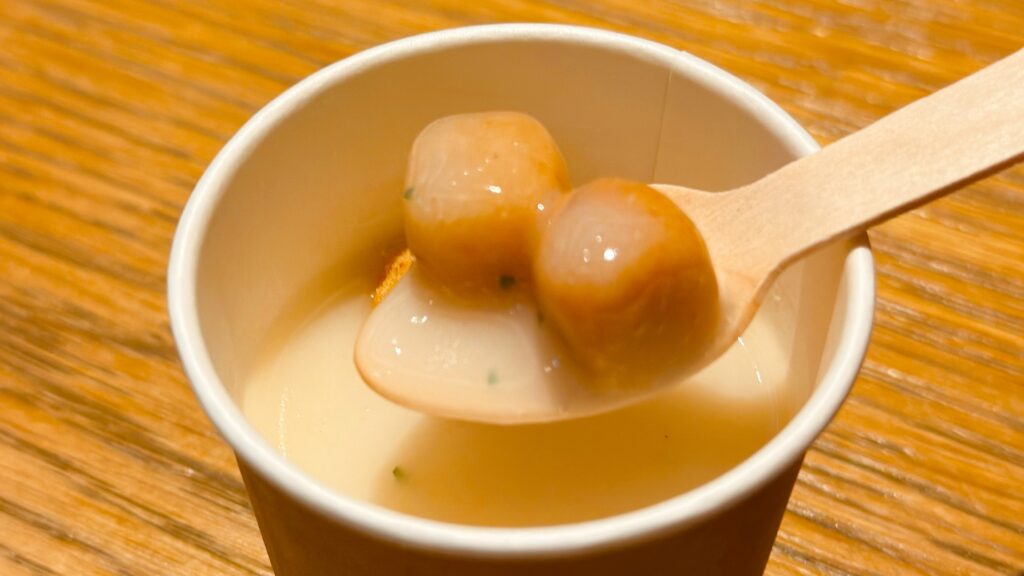 味の素_「魚介とミルクの濃厚クラムチャウダー風」をスプーンですくっている様子