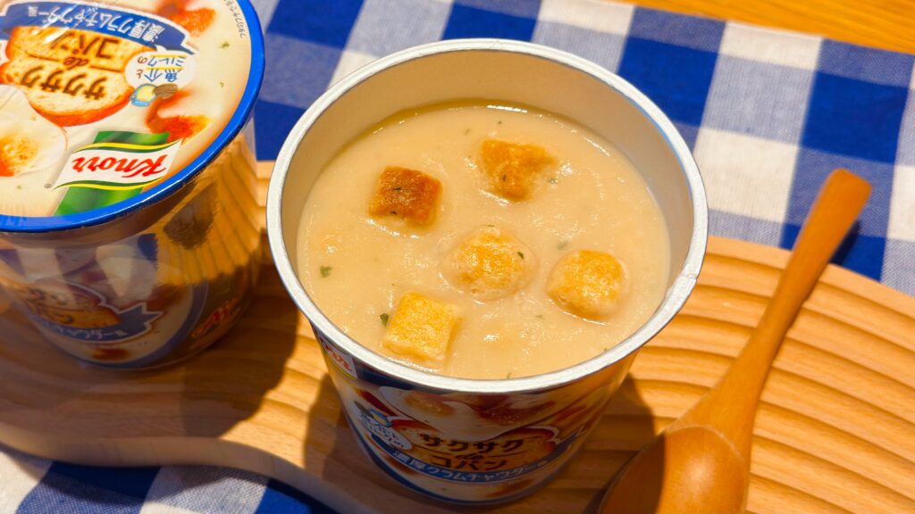 味の素_テーブルにのった「魚介とミルクの濃厚クラムチャウダー風」