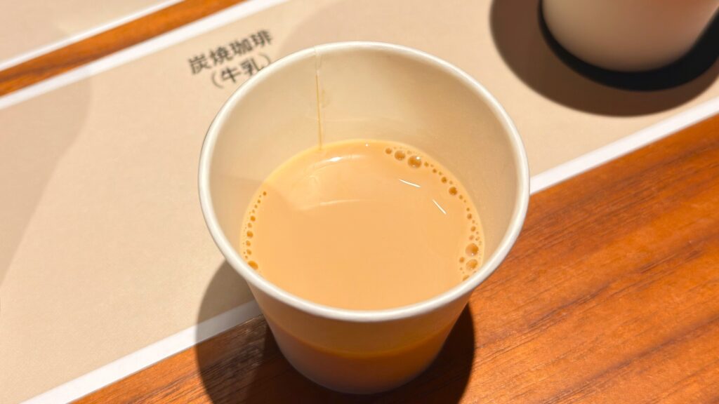 UCC_炭火珈琲に牛乳が入ったカップが置いてある様子