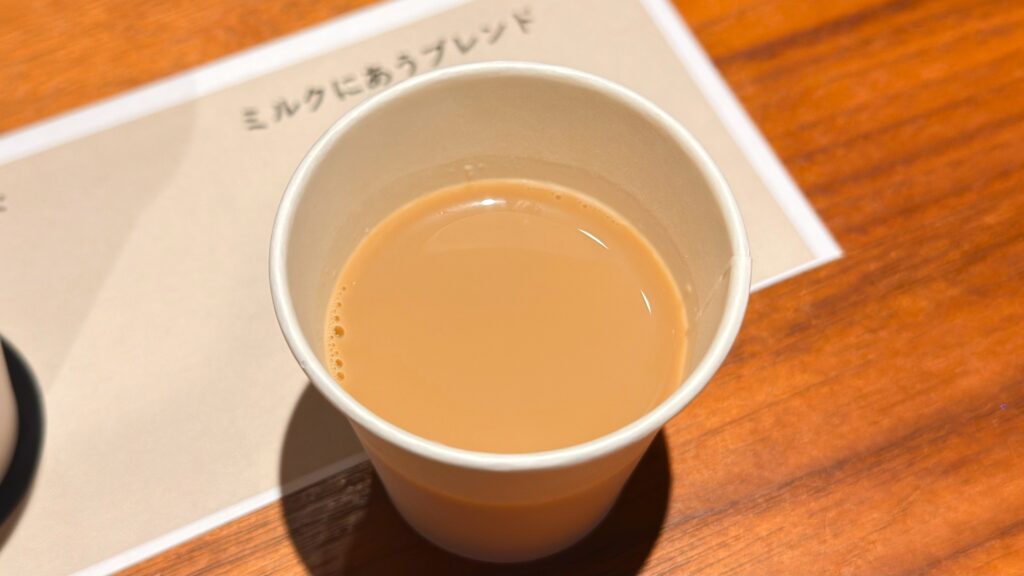 UCC_ミルクに合うブレンドに豆乳が入ったカップが置いてある様子