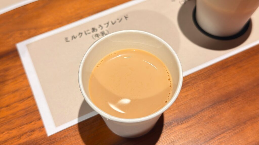 UCC_UCCプロおすすめのスペシャリティーレシピで作られたミルクと牛乳が入ったカップが置いてある様子