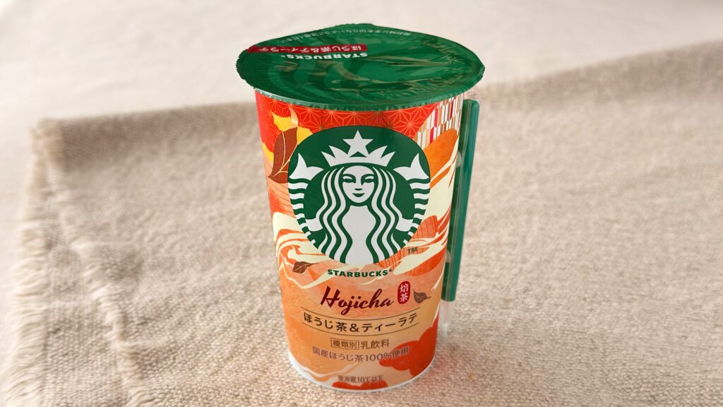 スターバックス_テーブルにのった「スターバックス® ほうじ茶&ティーラテ」