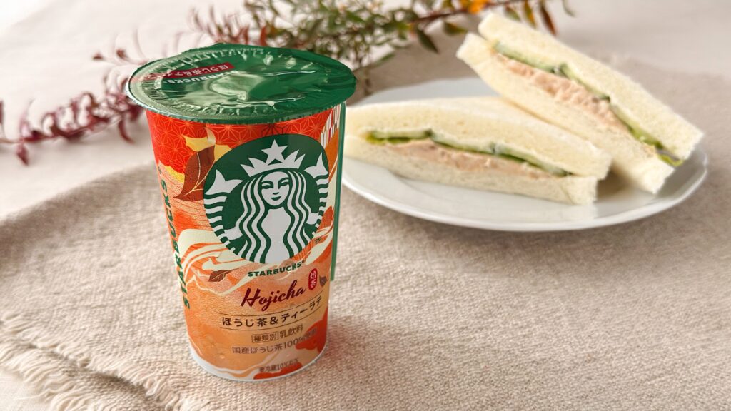 スターバックス_グラスにはいった「スターバックス® ほうじ茶&ティーラテ」と「ツナときゅうりのサンドイッチ」の皿盛り