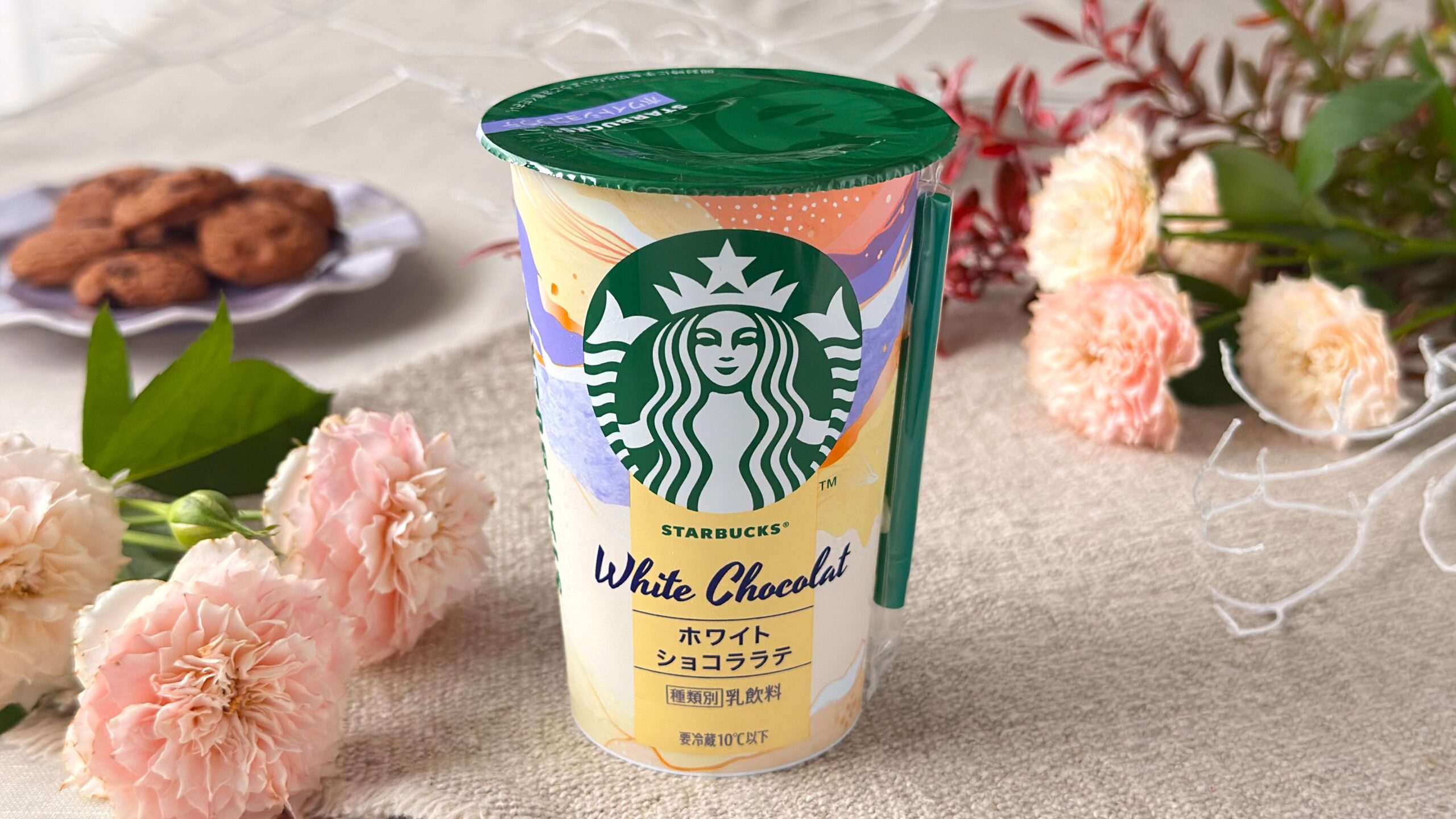 スターバックス_「スターバックス® ホワイトショコララテ」がテーブルに置いてある様子