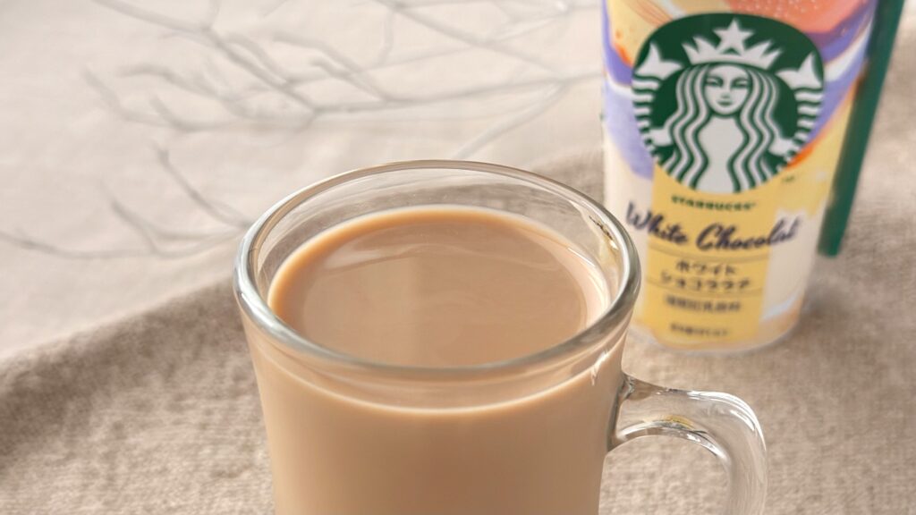 スターバックス_「スターバックス® ホワイトショコララテ」を飲んでいる様子