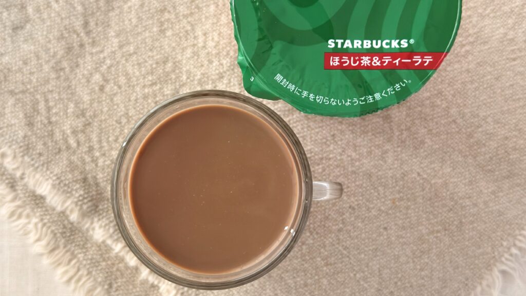 スターバックス_グラスに注いだ「スターバックス® ほうじ茶&ティーラテ」
