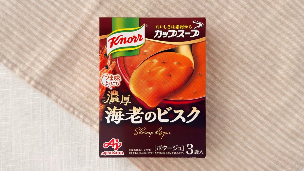 味の素_テーブルにのった「クノール® カップスープ」濃厚海老のビスク（3袋入）